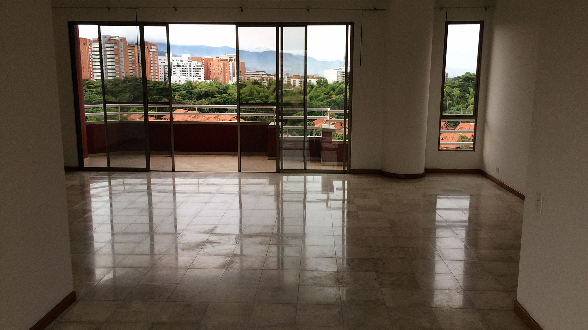 Detalle y vista de sala comedor apartamento en Ciudad Jardín