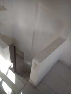 Detalle de las escaleras al altillo del apartamento en el Limonar