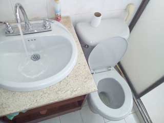 Detalle y vista del baño del apartamento en el Limonar