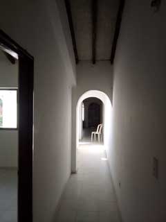 Vista del corredor hacia entrada principal del apartamento en el Limonar