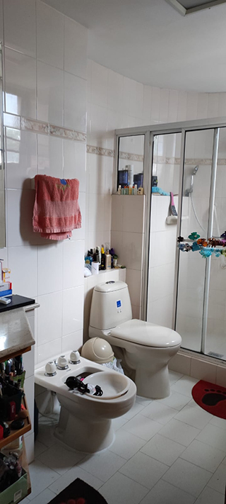 Detalle de uno de los baños de apartamento en Ciudad Jardín