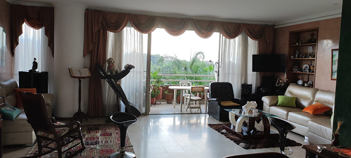 Detalle de sala principal y vista del balcón de apartamento en Ciudad Jardín