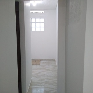 Vista del corredor hacia habitación de local - apartaestudio en Barrio Seguros Patria
